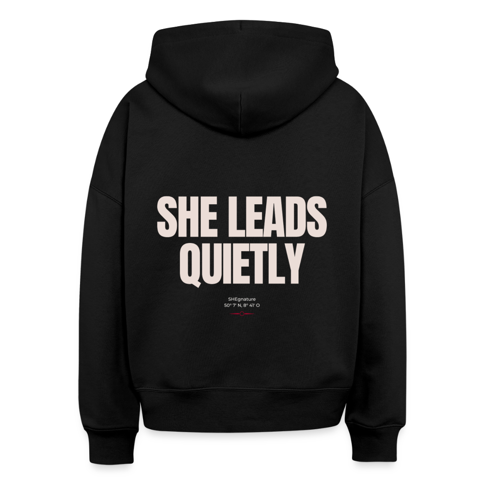 She leads quietly Boxy Hoodie - black